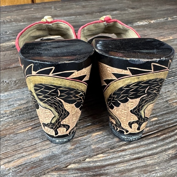 Vintage 1942 handmade & signed hand carved dragon wood wedges with velvet upper - Picture 5 of 10